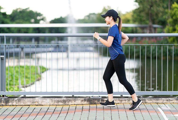 Đi bộ nhanh giúp kích thích cơ thể đốt mỡ dự trữ tốt hơn so với chạy bộ.