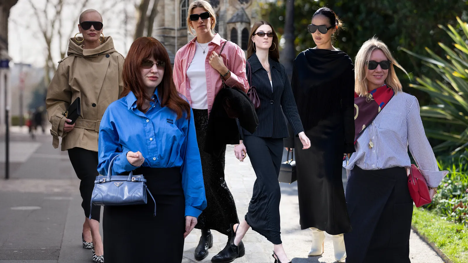 Váy đen dáng suông dài là items công sở được dự đoán sẽ hot.