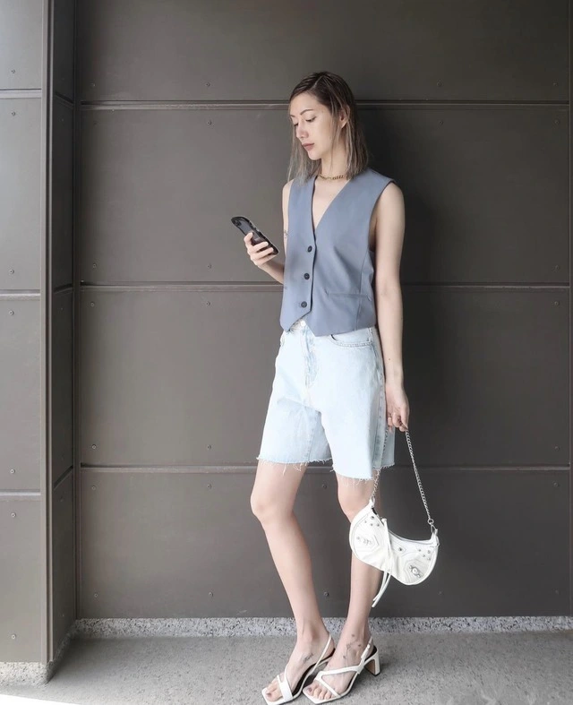 Sơ mi, áo blouse hoặc áo gile vest là những lựa chọn phù hợp khi phối cùng shorts bermuda. Set đồ mang đến vẻ nữ tính, hài hòa, đồng thời tạo cảm giác nhã nhặn nhưng vẫn phóng khoáng và hiện đại.