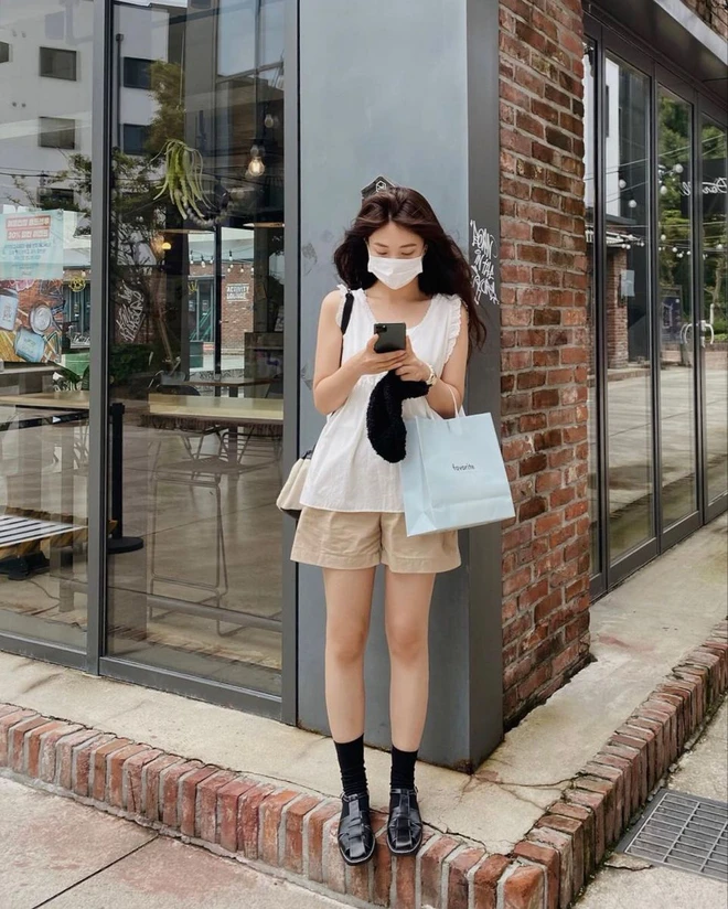 Những cô nàng yêu phong cách nữ tính, đáng yêu có thể thử set đồ này: áo sát nách dáng baby doll kết hợp quần short ống rộng. Áo giúp vẻ ngoài thêm xinh xắn, trong khi quần tạo cảm giác trẻ trung, năng động.