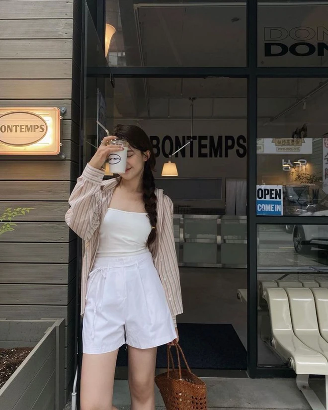 Đi biển mà chưa biết mặc gì, hãy thử set đồ này: áo sơ mi khoác ngoài kết hợp quần short ống rộng. Áo giúp chắn gió, tạo cảm giác kín đáo, còn quần ống rộng vừa thoải mái vừa che khéo phần đùi, giúp tổng thể gọn gàng và tự tin hơn.