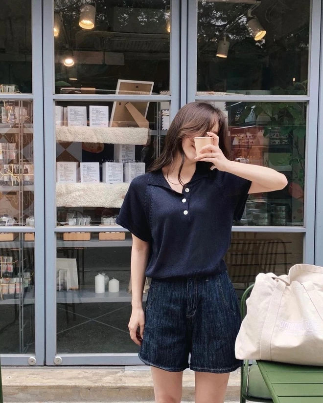 Áo polo có cổ đang được nhiều chị em ưa chuộng nhờ vẻ chỉn chu nhưng vẫn trẻ trung, thời thượng. Khi phối cùng quần short ống rộng, set đồ mang lại nét cá tính riêng, vừa thoải mái vừa tôn dáng. Đừng ngần ngại bổ sung ngay một chiếc áo polo vào tủ đồ mùa hè.