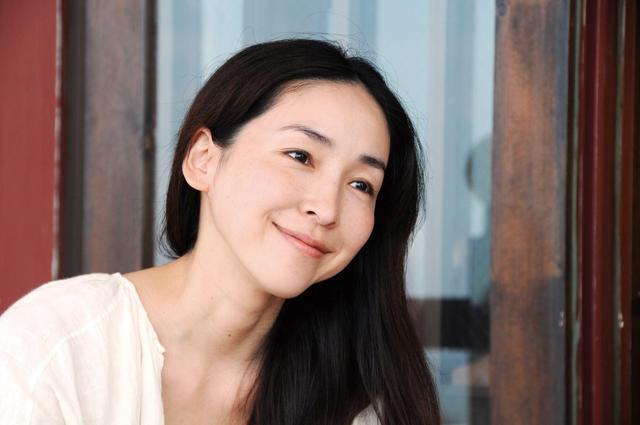 Sau tuổi 40, da dần mất đàn hội, dễ khô ráp hơn.