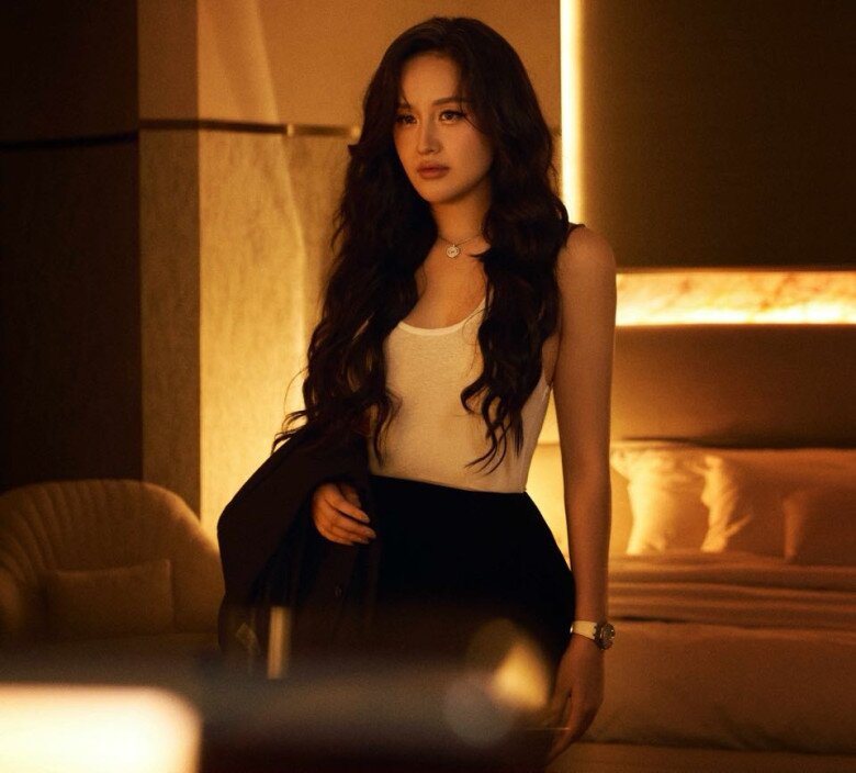 Hình ảnh gần đây được đăng tải trên kênh TikTok của nàng hậu. Dù là ảnh cũ đăng lại nhưng vẫn nhận được nhiều lời khen ngợi.