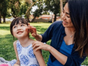 Đẹp - Trẻ bao nhiêu tuổi cần thoa kem chống nắng khi ra ngoài? 14 lưu ý khi chọn và dùng kem chống nắng cho trẻ em