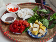 Lifestyle - Món ăn đỏ au cực hot đầu Hè được thực khách Hà Nội yêu thích, ăn vào sần sật, man mát ví như "sashimi bản Việt"