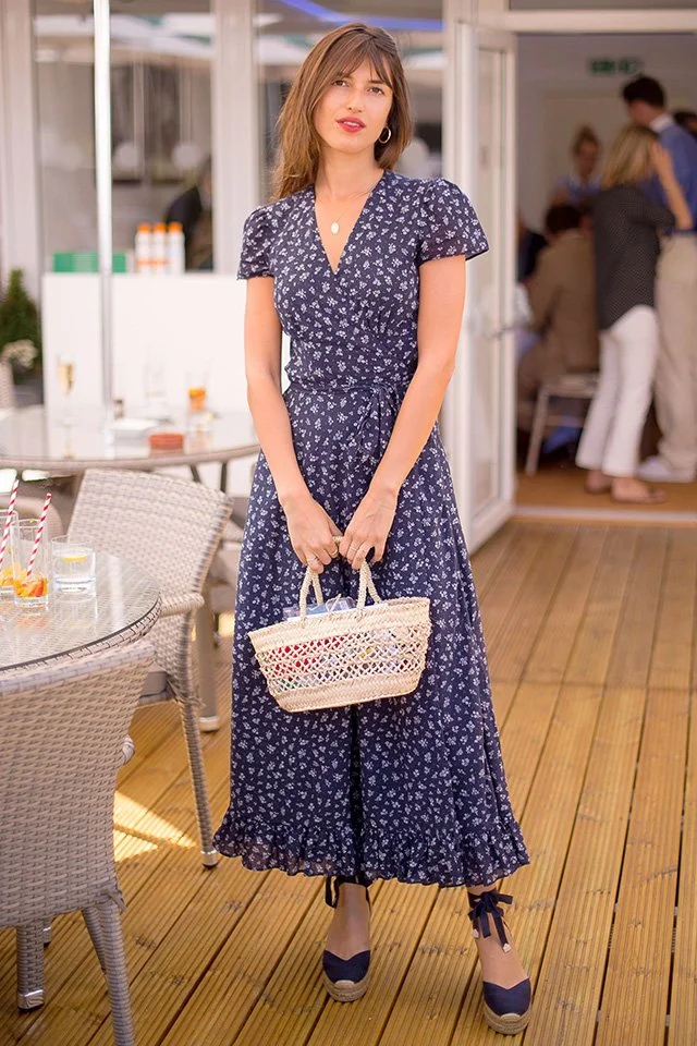 Giày đế xuồng đế cói khi phối cùng váy tạo nên vẻ nữ tính phóng khoáng, vừa nâng tầm chiều cao vừa mang lại cảm giác thoải mái, lý tưởng cho những ngày hè rực rỡ.