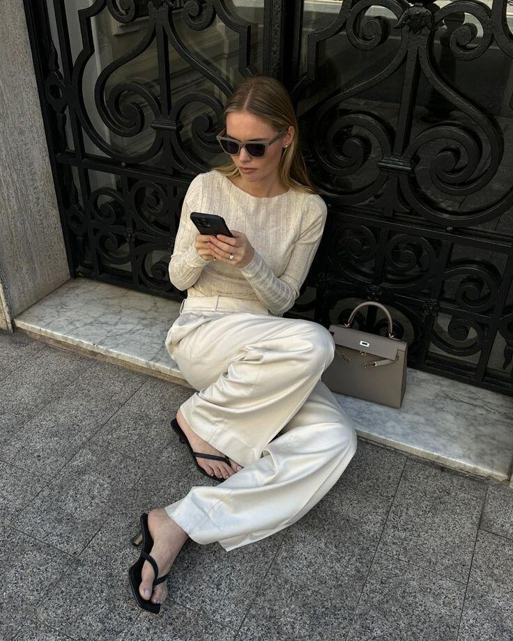 Dép xỏ ngón phiên bản cao gót tạo nên vẻ ngoài vừa sang trọng, vừa thoải mái, hoàn hảo cho những dịp dạo phố hay buổi tối tinh tế.