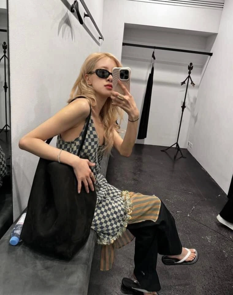 Những bộ trang phục thường ngày khi kết hợp với dép xỏ ngón vừa toát lên vẻ giản dị, thoải mái, vừa khéo léo tôn lên phong cách thời trang sành điệu, tinh tế.