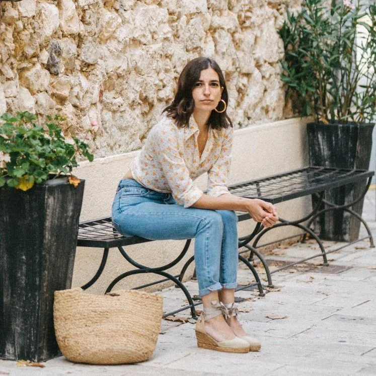 Giày đế xuồng đế cói mang đến sự kết hợp hoàn hảo giữa thoải mái và cao ráo, tạo vẻ hiện đại, phóng khoáng mà vẫn giữ được nét tự nhiên, thanh lịch.