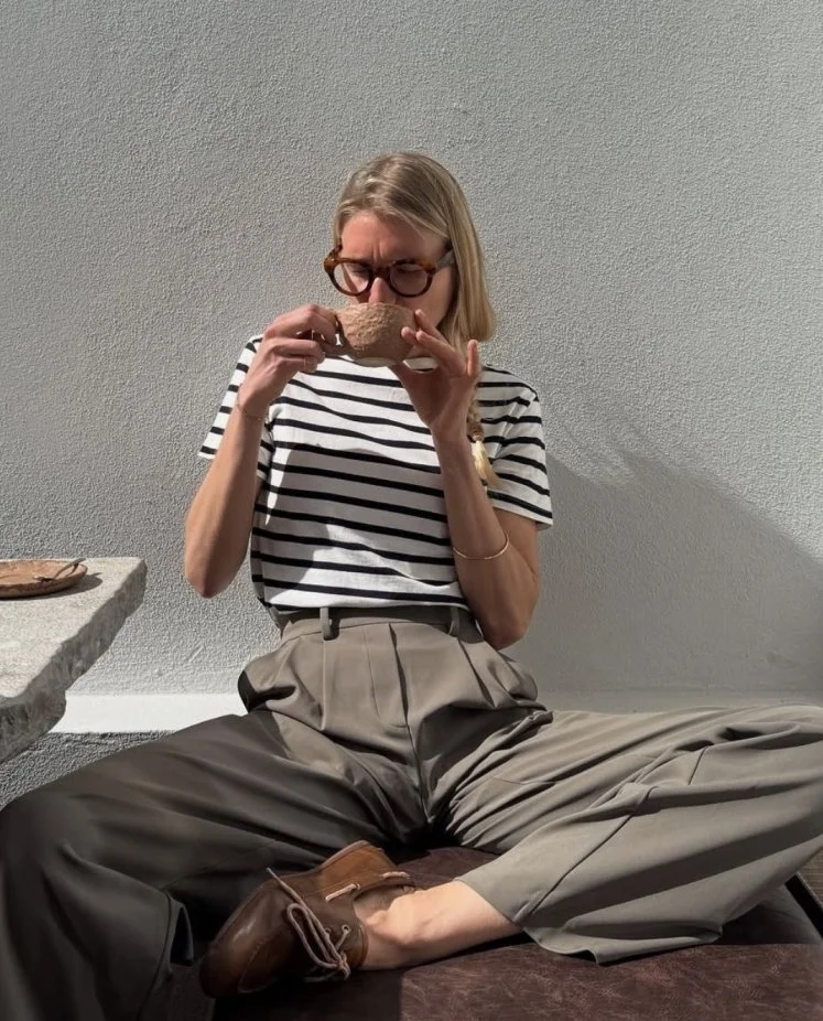 Giày boat kết hợp cùng quần âu tạo nên bản hòa phối đầy tinh tế giữa nét phóng khoáng và vẻ lịch lãm, mang lại diện mạo hiện đại, cuốn hút đậm chất thời trang cho chị em công sở.