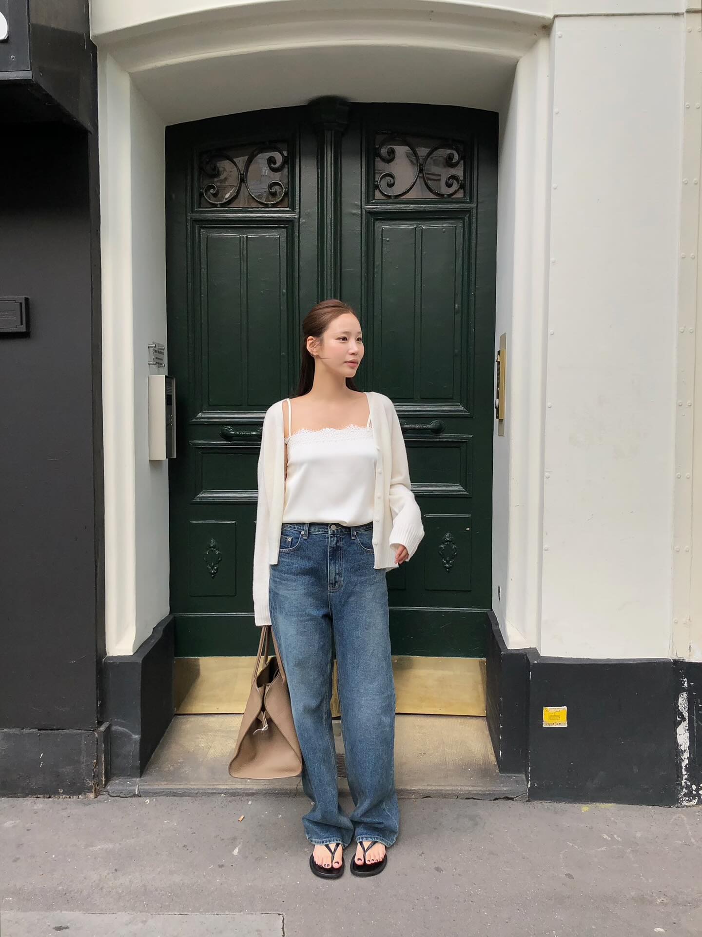 6 mẫu áo mát mẻ không thể thiếu trong mùa Hè, diện vào ngày nắng nóng đỉnh điểm lại càng hợp - 10