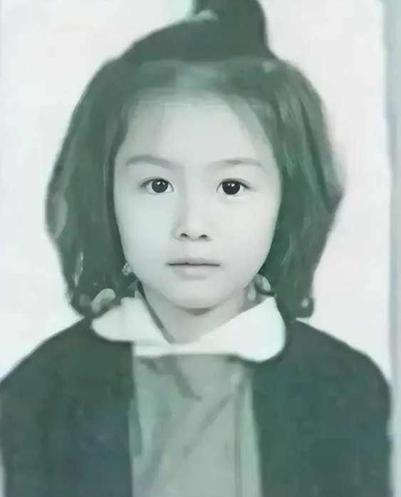 Từ thuở nhỏ, Trần Hồng đã gây thương nhớ với gương mặt bầu bĩnh, đôi mắt to long lanh và chiếc mũi nhỏ thanh tú.