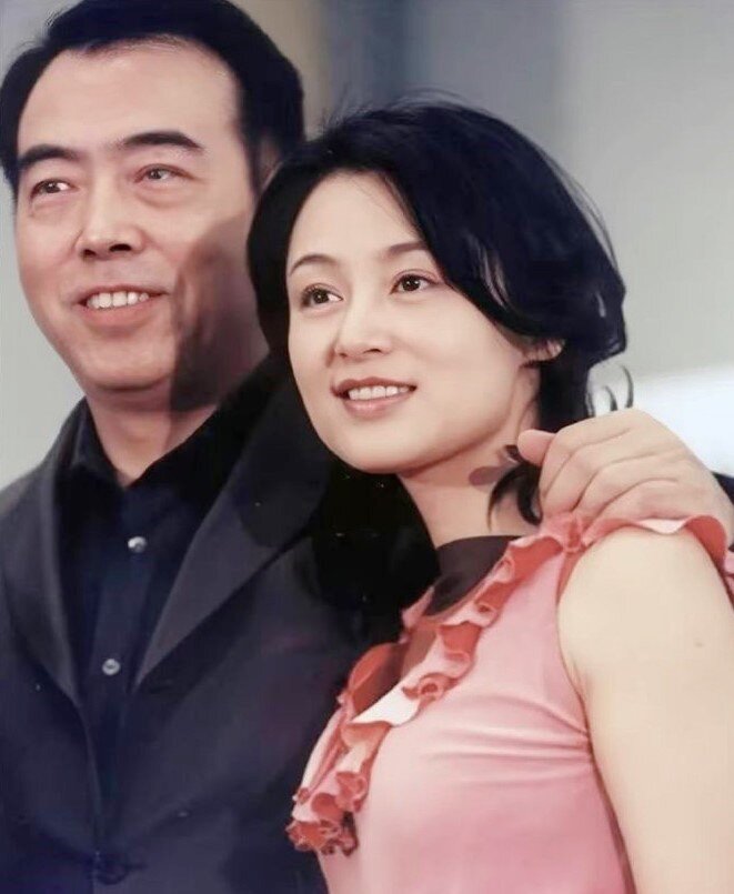 Trần Hồng từng gây tranh cãi khi bị gán mác “tiểu tam ghê gớm nhất” vì mối quan hệ với đạo diễn Trần Khải Ca, thời điểm ông vẫn gắn bó với bạn gái suốt 8 năm.