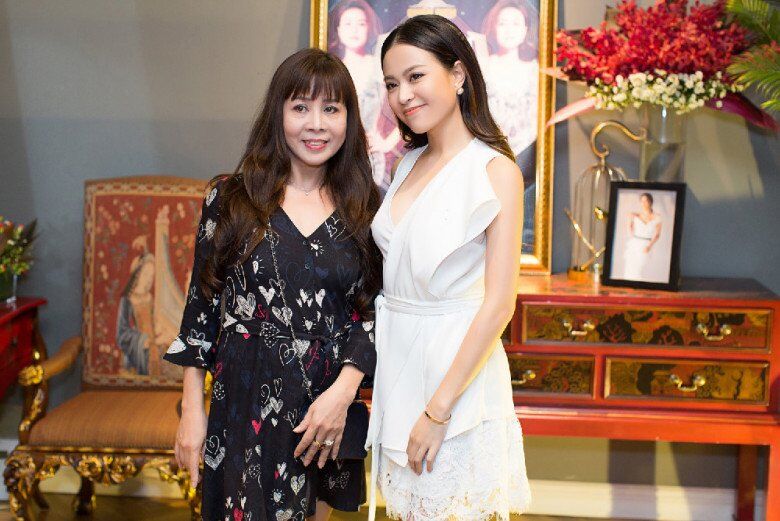 Mẹ Hoàng Thùy Linh trông trẻ trung như chị gái của con.