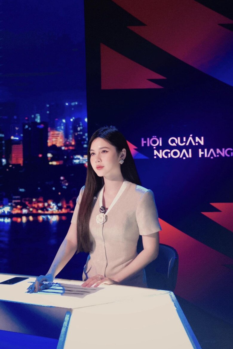 amp;#34;Nữ thần công sở” mới nổi của Vbiz mặc gì cũng tôn dáng, kéo chân, là amp;#34;sách giáo khoaamp;#34; phối đồ cho nàng văn phòng - 2