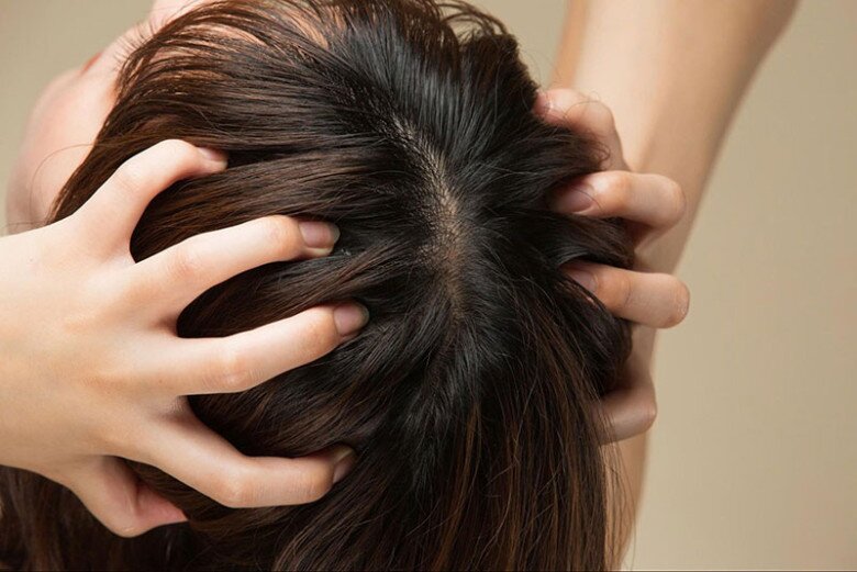 Khi gội đầu bằng nước muối tránh chà xát quá mạnh.