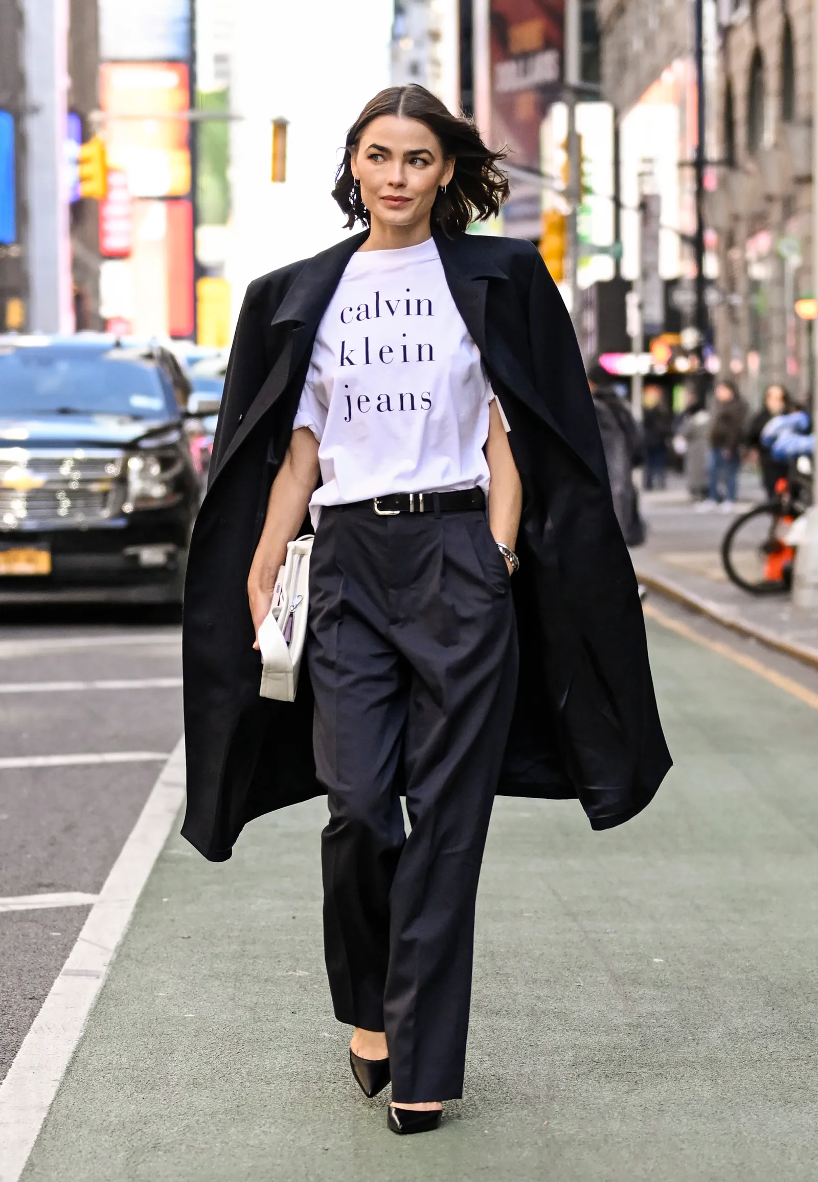 Sơ mi dần amp;#34;thất sủngamp;#34;, kiểu áo này là chân ái phối cùng quần âu, giúp chị em trẻ ra chục tuổi mà vẫn thanh lịch - 3