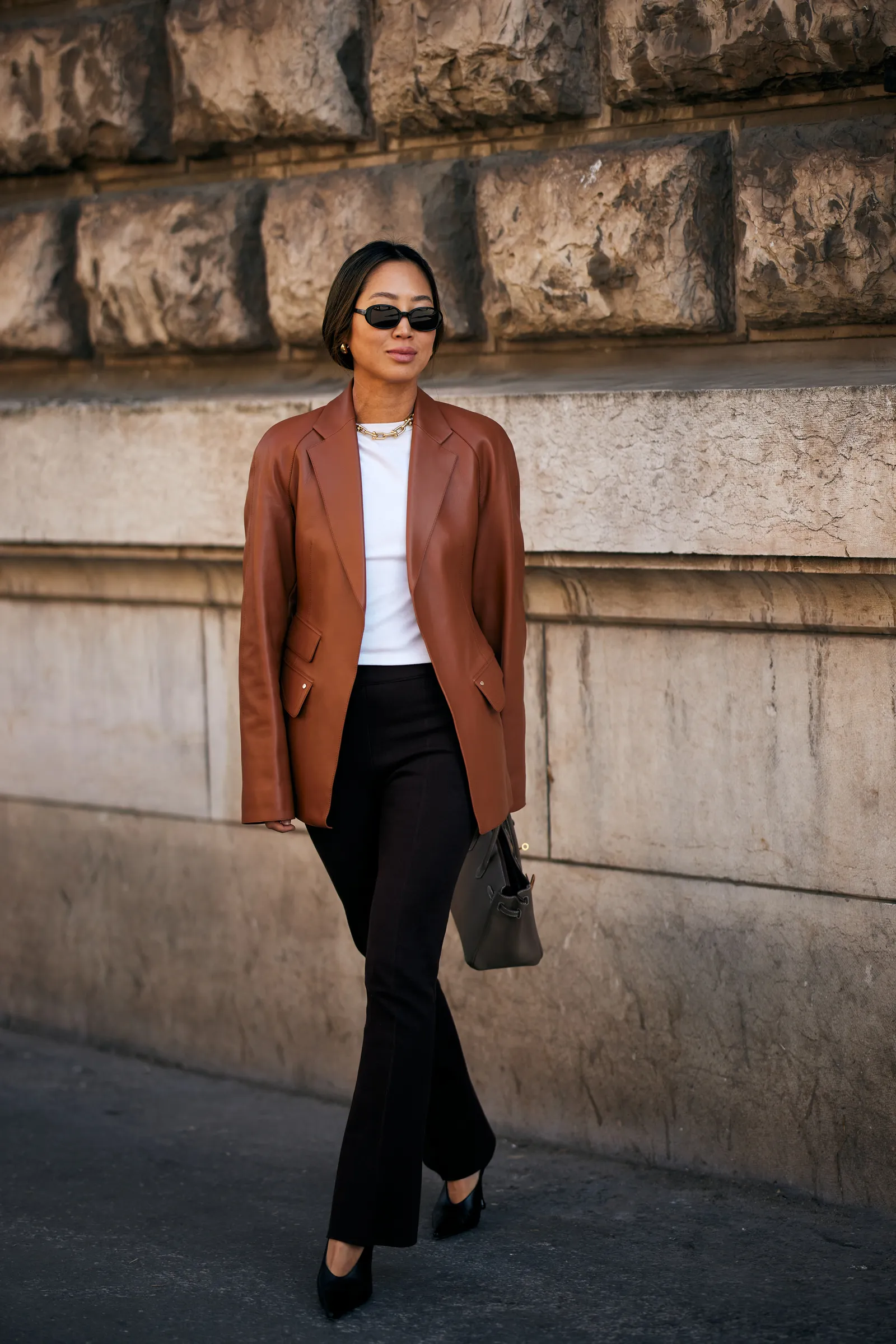 Sơ mi dần amp;#34;thất sủngamp;#34;, kiểu áo này là chân ái phối cùng quần âu, giúp chị em trẻ ra chục tuổi mà vẫn thanh lịch - 2