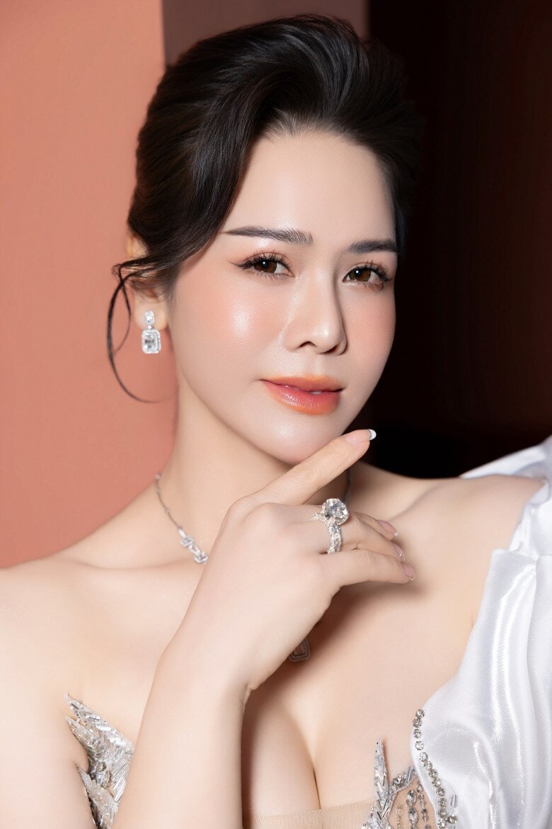 Nhật Kim Anh là mỹ nhân tài sắc trong Vbiz khi vừa có khả năng diễn xuất, ca hát lại có năng lực kinh doanh.