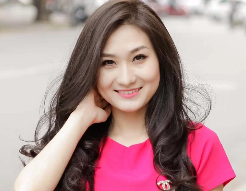 Phụ nữ sở hữu 3 đặc điểm này trên gương mặt không nên để tóc đen và dài thẳng kẻo càng trông già thêm - 4