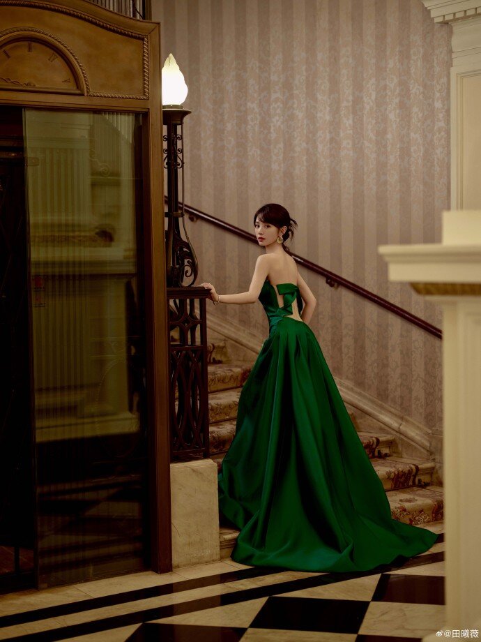 Mỹ nhân amp;#34;mặt học sinh body phụ huynhamp;#34; mặc đẹp từ thảm đỏ tới đời thường, đi tới đâu nơi đó thành sàn diễn - 11