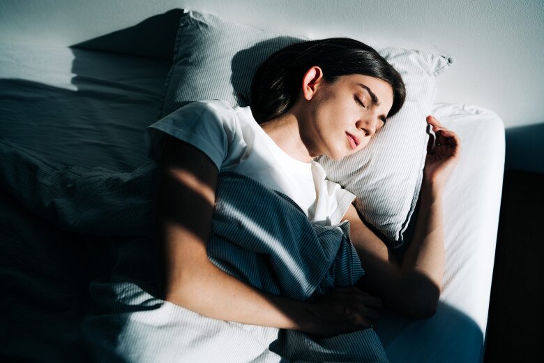 Tập yoga buổi tối giúp thư giãn cơ thể và tâm trí, từ đó ngủ ngon giấc hơn.