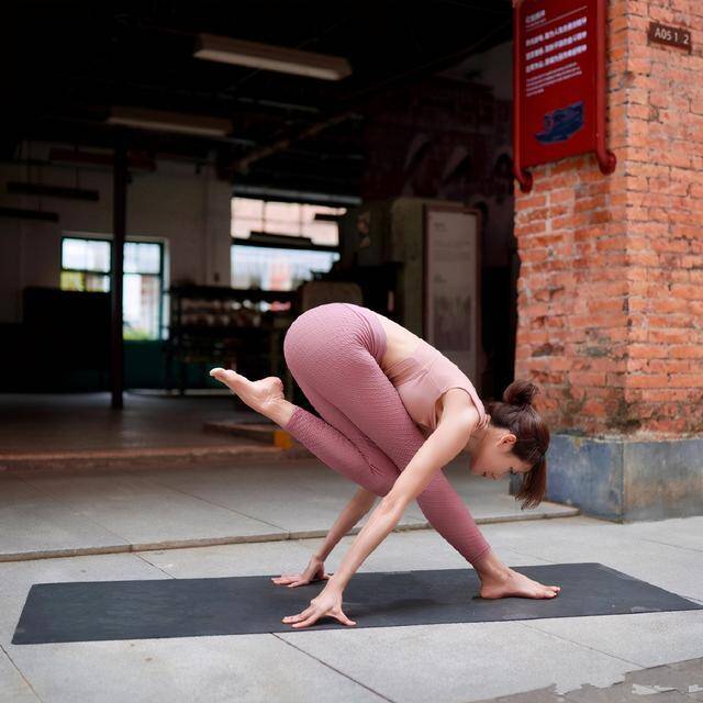 Tập yoga buổi sáng giúp giãn cơ, đốt cháy mỡ thừa.