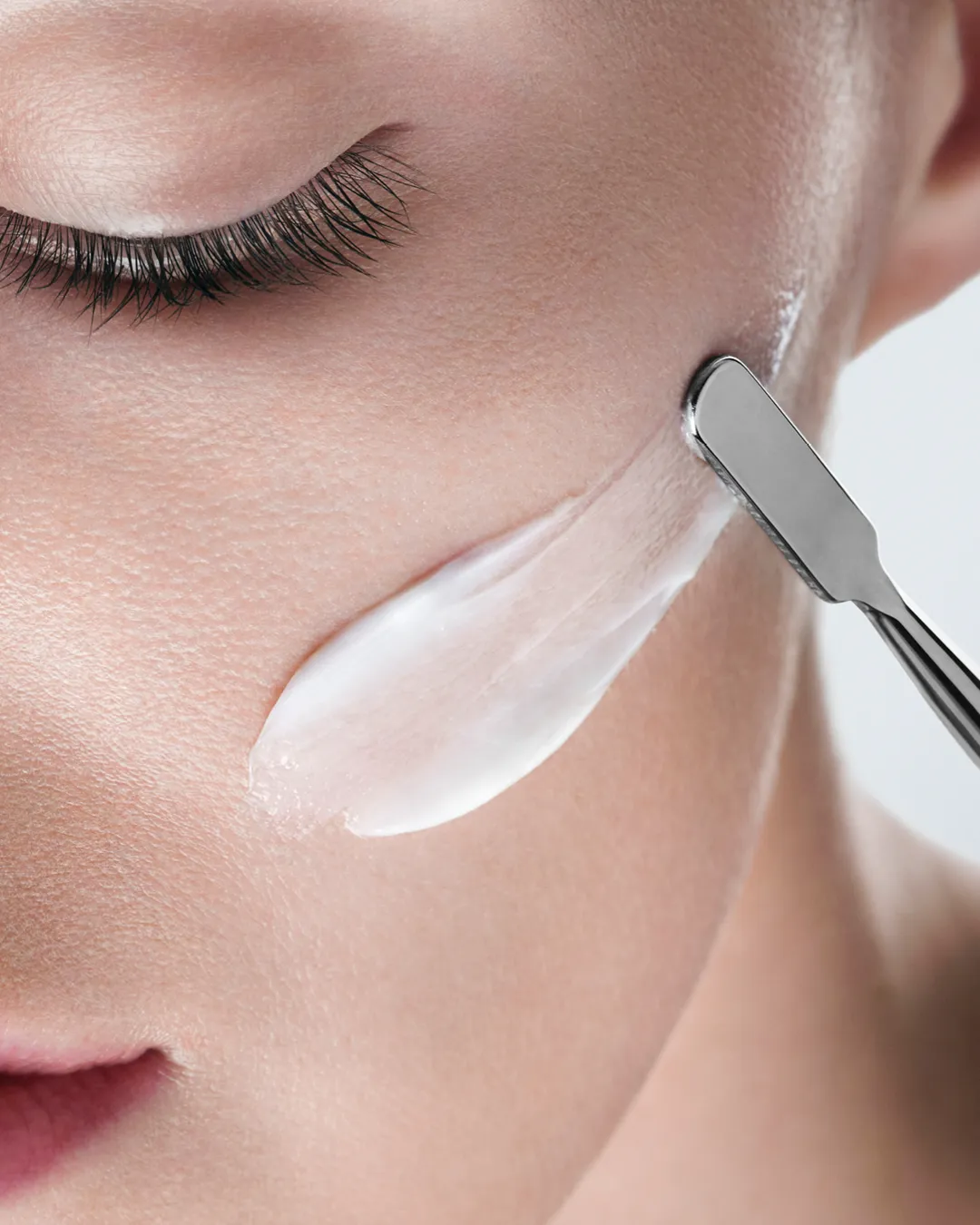 Thoa các sản phẩm collagen lên da không trực tiếp kích thích cơ thể tự sản sinh collagen.