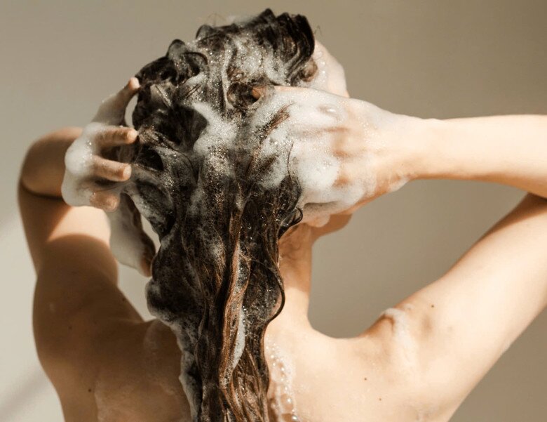 Tóc mỏng thưa, gãy rụng nhiều nên mua loại dầu gội nào? 5 bí quyết giúp tóc mọc nhanh lại chắc khỏe - 2