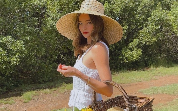 Bảo vệ tóc trước các tác nhân môi trường không chỉ là bước phòng ngừa cần thiết mà còn đóng vai trò then chốt trong việc duy trì mái tóc chắc khỏe, mềm mượt và trẻ trung lâu dài.