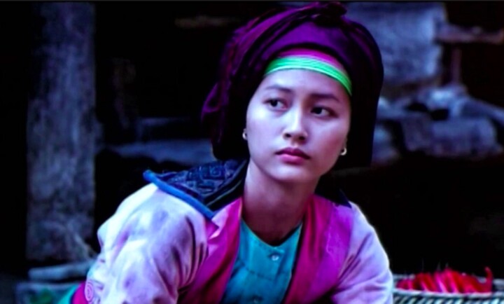 Nữ diễn viên hóa thân thành thiếu nữ người HMông trong bộ phim Chuyện của Pao với gương mặt mang nét thơ ngây, mong manh nhưng ánh mắt lại chứa đựng chiều sâu nội tâm.