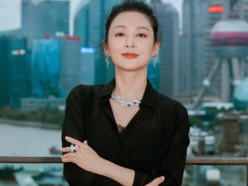 Người phụ nữ đẹp nhất Trung Quốc U60 vẫn trông trẻ hơn cả chục tuổi, bí quyết cải lão hoàn đồng gói gọn trong 3 chữ