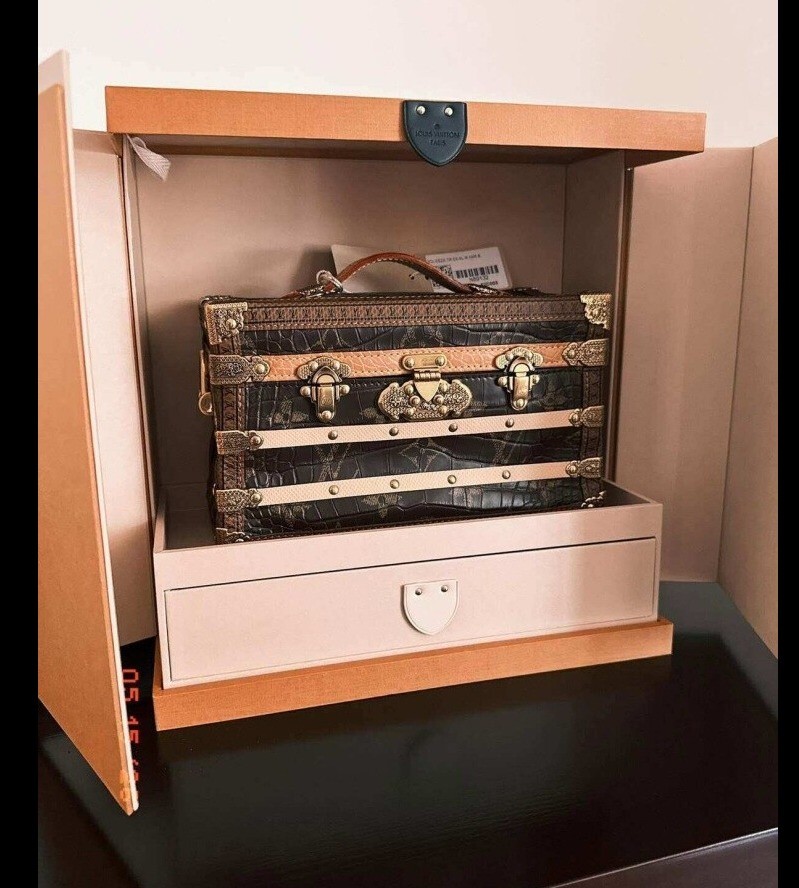 Giữa tháng 5, Mai Phương Thúy bổ sung vào bộ sưu tập chiếc túi Louis Vuitton, mẫu mới của mùa Xuân Hè 2026, có giá hơn 1,1 tỷ đồng. 