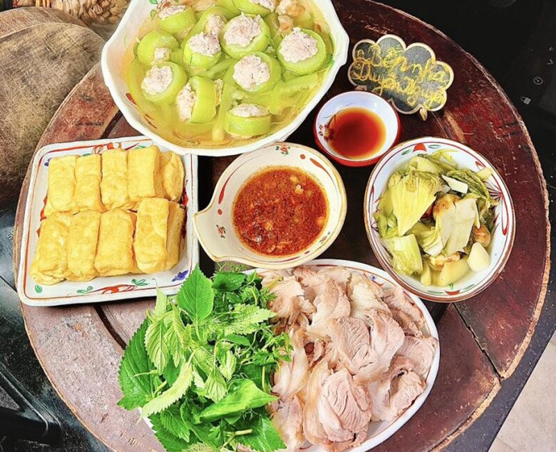 Mâm cơm này gồm các món: - Thịt chân giò luộc chấm mắm tép chưng - Đậu phụ chiên - Canh bầu nấu mọc tôm - Dưa cà muối (Ảnh: Thùy Duyên)