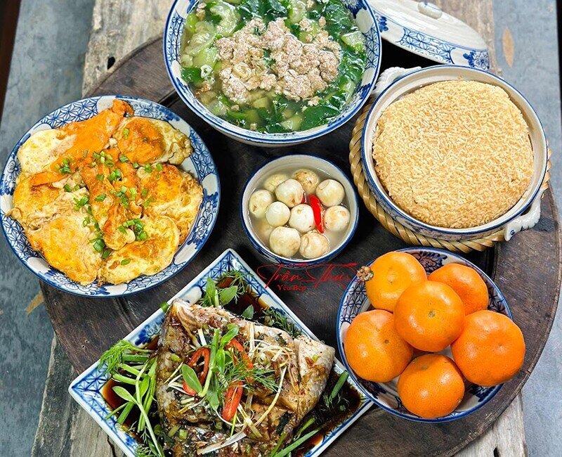 Mâm cơm này gồm các món: - Cá diêu hồng hấp xì dầu - Trứng rim mặn ngọt - Canh cua mồng tơi mướp - Cơm trắng, cơm cháy - Cam canh tráng miệng (Ảnh: Anh Thư)