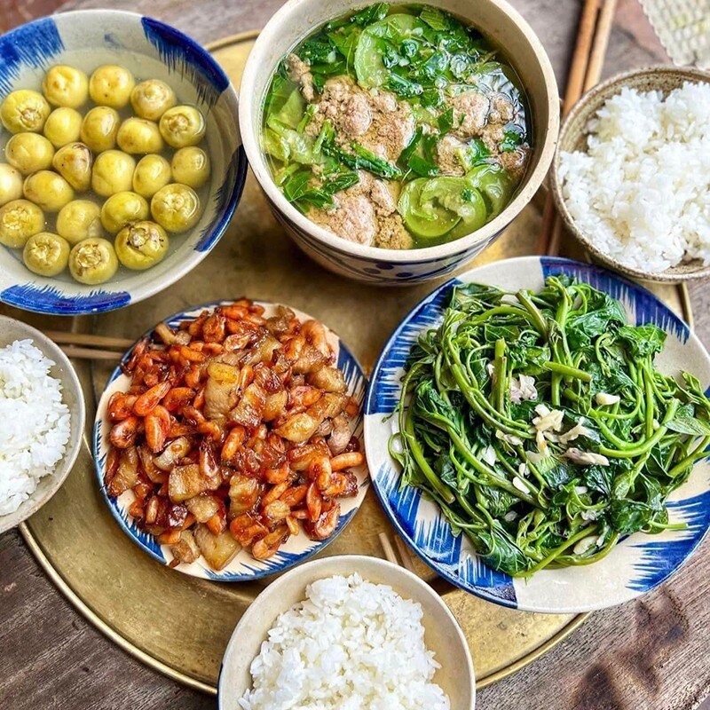 - Canh cua rau đay mùng tơi - Cà muối - Rau lang xào rỏi - Tôm rang thịt ba chỉ (Ảnh: Loan Trần)