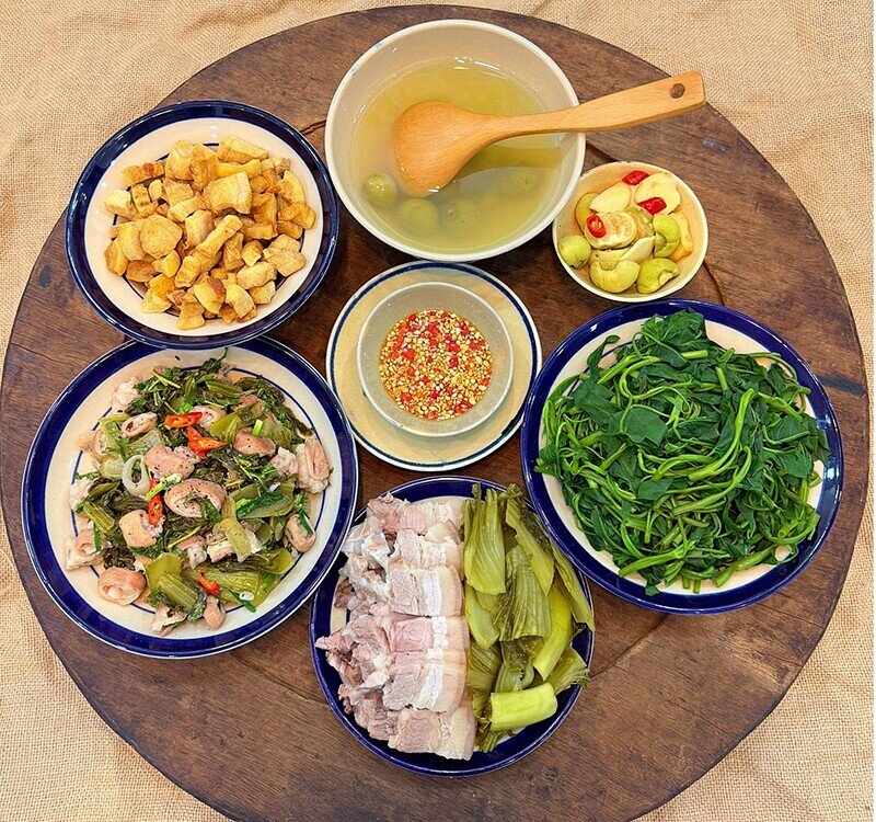 Mâm cơm này gồm các món: Lòng xào dưa, thịt luộc, dưa cải chua, tóp mỡ, cà muối (Ảnh: Nguyễn Tâm)