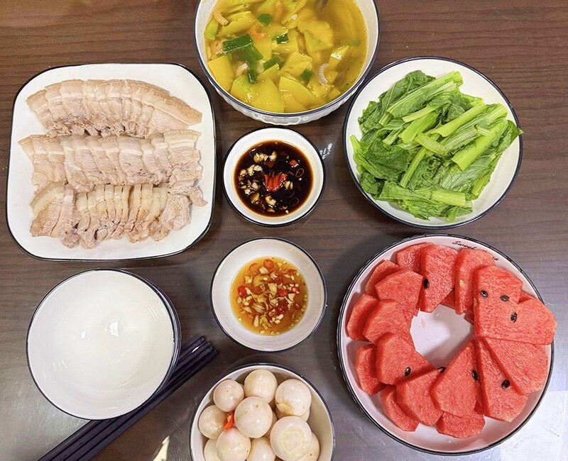 Mâm cơm này gồm các món: Thịt ba chỉ luộc, rau cải luộc, canh bí đỏ, cà muối (Ảnh: Nguyễn Giang)
