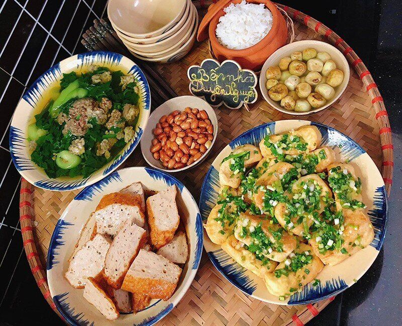Mâm cơm này gồm các món: Đậu phụ tẩm hành, canh cua mồng tơi mướp, cà muối