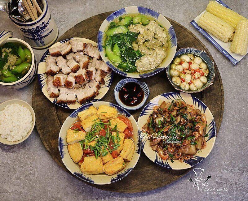 Mâm cơm này gồm các món: Thịt quay bì giòn, canh cua mồng tơi mướp, đậu phụ sốt cà chua, tôm rang thịt, cà muối. (Ảnh: Vũ Thu Hương)