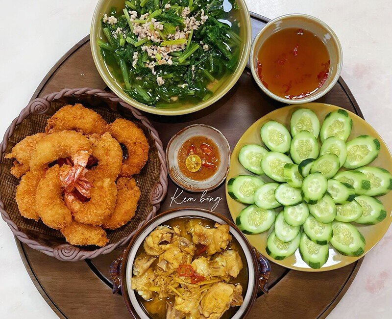 Mâm cơm này gồm các món: Canh cải thịt băm, gà rang, tôm tẩm bột chiên, dưa chuột. (Ảnh: Kem Bông)