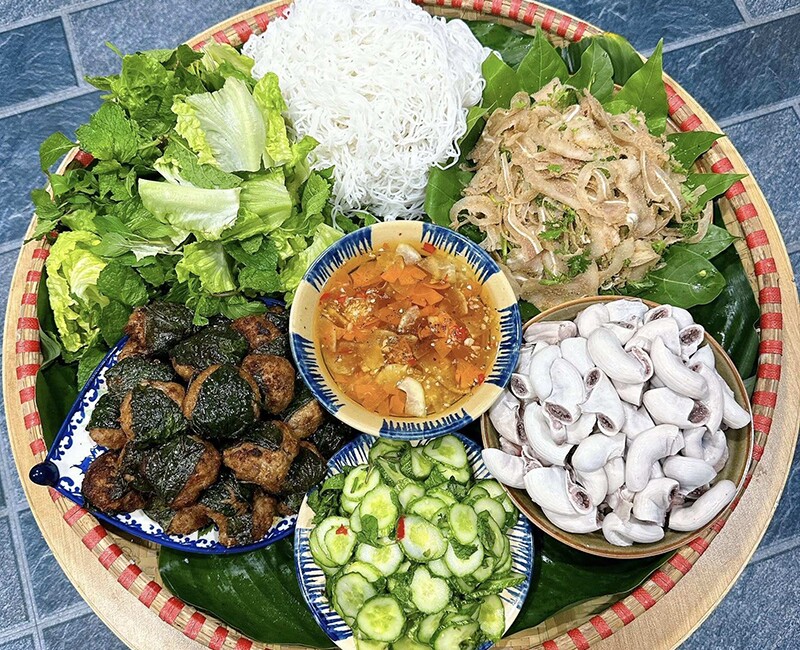 Bữa ăn thanh mát đổi gió ngày hè: Bún + chả, nem tay, tràng heo luộc, dưa chua chua ngọt.