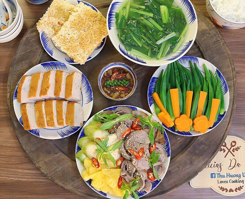 Mâm cơm này gồm các món: Bắp giò bê hấp gừng sả - chả mỡ phố cổ - cơm cháy chà bông - Đậu bắp & cà rốt luộc chấm kho quẹt. (Ảnh: Vũ Thu Hương)