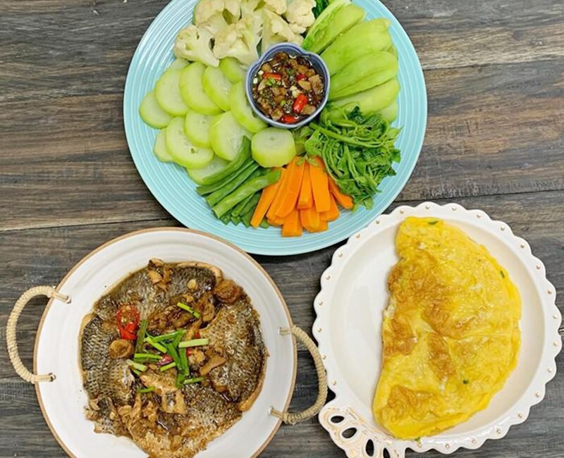 Mâm cơm này gồm các món: Cá kho, rau củ quả luộc chấm kho quẹt, trứng chiên. (Ảnh: Tô Hưng Giang)