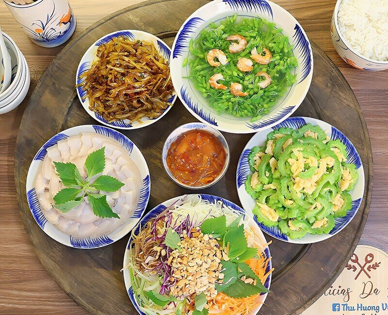 Mâm cơm này gồm các món: Cá cơm rim, thịt ba chỉ luộc, nộm thập cẩm, mướp đắng xào trứng (Ảnh: Vũ Thu Hương)