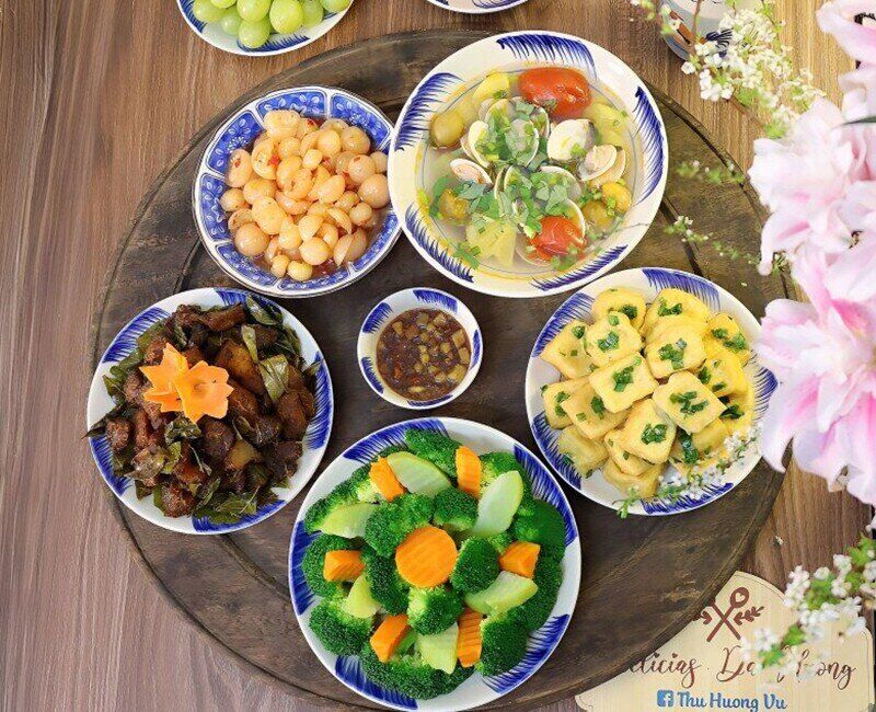 Mâm cơm này gồm các món: Ba chỉ chao riềng, đậu phụ tẩm hành, súp lơ xanh luộc, canh ngao chua, cà dầm. (Ảnh: Thu Hương)