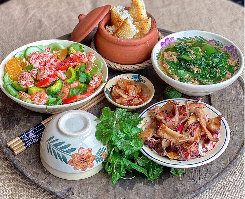Mâm cơm này gồm các món: Mực nướng sa tế, canh cua mồng tơi mướp, salad tôm bơ, cà dầm (Ảnh: Phương Mai)
