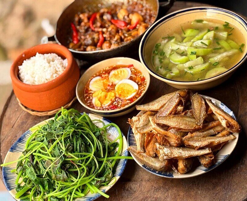 Mâm cơm này gồm các món: Rau dền luộc chấm mắm dầm trứng, khô cá đù chiên, ếch kho, canh mướp (Ảnh: Mộc Anh)