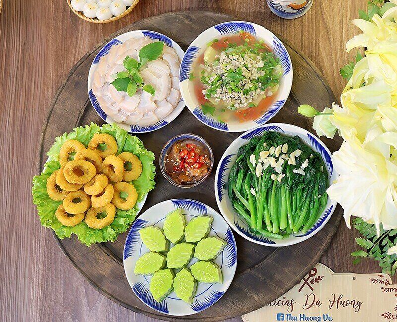 Mâm cơm này gồm các món: Canh hến nấu chua, rau cải ngồng xào, thịt ba chỉ luộc, mực chiên giòn. (Ảnh: Thu Hương)